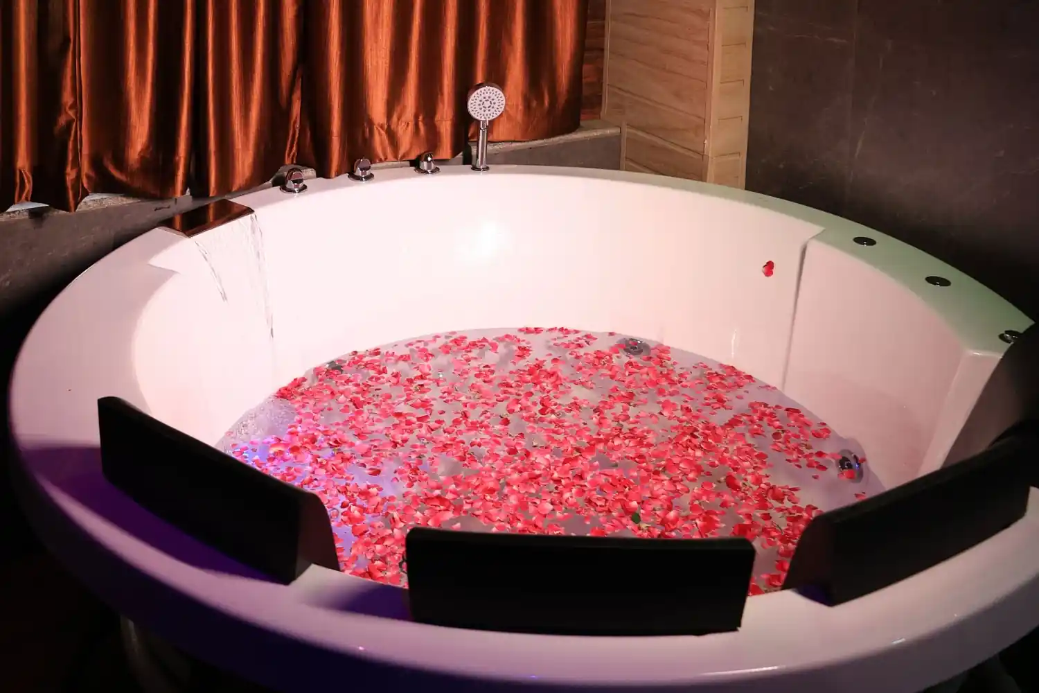 Luxury Relaxation Jacuzzi suite at Mallorca Luxury Spa Thane West